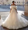 Klasyczne długie tiulowe sukienki ślubne na ramię z kwiatami A-line białe pliski Sieknięcie pociąg ślubny koronkowy w górę Vestido de novia sukienki dla kobiet