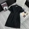 Robes décontractées de base Designer Direct Summer New Simple Square Neck Wrap Triangle Sac avec tempérament et âge réduisant la petite robe noire courte pour les femmes KKCQ