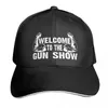 Caps de bola são bem -vindos ao Gun Show um chapéu de beisebol