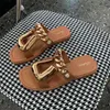 Sandálias de verão Moda feminina Flipers de dedo do pé 2024 PVC PVC Versátil Corrente de fundo plana Sandal Open Toe Womens Beach Zapatosl2404