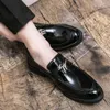 Plussize 38-48 Men Patent Leather Slip-On Loafersファッション光沢のあるゴールデンドレスソーシャルシューズビジネスブラックシューズ