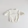 Unidas 2023 Baby Love Bordado Sweshirt Romper Cream Color recién nacido