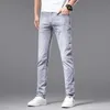 Designer de jeans pour hommes printemps / été nouveau produit en jeans en jeans pour hommes slim slim silt small pieds haut de gamme marque élastique pantalon de famille de cheval imprimé mince mince pantalon de famille 9ykm