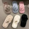 Chaussures décontractées vendant des pantoufles d'hiver dames croix en peluche douce furry femelle ouverte ouverte glisse femmes