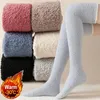 Chaussettes de femmes Soft Coral Fleece Knee hiver chaud chaud LEGUMER FILLE SUPPLIQUE COULEUR COLIQUE CHEUR PLANCHER HOME ÉPARGE BAST