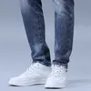 2024 Jeans de nouveaux hommes de haute qualité pantalon européen de petite jambe élastique à jambe droite européenne
