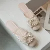 Slippers Femmes Sandales Femelle Pu Bas talons Shallow Crystal 2024 Mesdames Fashion Pearl Slip plissé Slip sur chaussures Summer