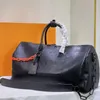 Büyük Tasarımcı Duffle Bag Erkekler Tote Çanta Duffel Bag Zincir Seyahat Çantaları Sport Açık Tasarımcı Bagaj Çantası Kabartmalı Siyah Lüks Çanta Tavaları Kadın Omuz Çantası Hediye