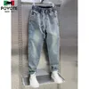 Mäns jeans mode koreanska streetwear lyx varumärke män dragkammare casual lösa denim jeans för våren och hösten stilfulla lastbyxor män 240423