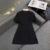 Vestidos casuais básicos designer minimalista pescoço pontiagudo contrastante cor versátil estilo socialite estilo de ponta utilidade de gastamento curto vestido de manga curta 8hzn