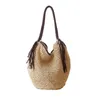 Bolsos de hombro Fashion Straw Women Simple Weaving Tassel Bucket Handbag de gran capacidad para mujeres Playa Femenina casual