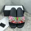 Män kvinnor designer sandaler glider toppen lyxig gummi glid sliipper blommor brokad Italien varumärke flip flopp randiga strand sandles gummi platt loafers skor