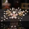 Wedding Hair Jewelry Bridal Wedding Pearl Flower Hairpin Side Comb Golden Leaf Shaped Alloy Tiaras Insert Jewelry Comb Hair Jewelry Bride Headwear d240425