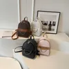 Ventas de fábrica Bolso de hombro para mujeres Ir de compras Contraste de cuero Ocio mochila simple Carta retro de bolso impreso Cadena de personalidad de personalidad Messenger 2326#