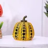 Résumé Kusama Yayoi Pumpkin Statue Japonais Art Wave Point Sculpture Resin Craft Office Interior Morden Home Decor 240425