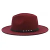 Cappelli di cappelli a bordo larghi cappelli da secchio alla moda con cappello fedora con cintura per uomini donne sentivano cappello Y240425