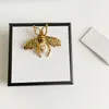 Дизайн золотой пчел алфавит роскошные дизайнерские дизайнерские бруши женский ролинг жемчужный алфавит для броши костюм Antique Fashion Jewelry одежда декоративные аксессуары подарок