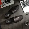 Sapatos casuais vestem masculino de couro genuíno verão 2024 Negócios da moda formal confortável dirigindo mocos machos