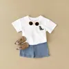 Rompers 2024 Summer Boys Clothes Boys Girls Outfit Set Casual Leisure Dinosaur Embroidered T-Shirt+Denim Shorts 2pcs för 0-3y Childrens D240425