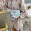 Schoudertassen 2024 AANKOMSTEN VROUWEN PU LEREN TAG GEOEL MOLIEVE KLEUR SECHTING Design Fashion Girl's Silk Scarf Decoration Chain