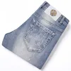 Designer di jeans maschile 2024 High -End Mens Jeans Korean Edition Elastic Beauty Head Rama Slip Fit Small Driver Driver Dri direcuto Pantaloni da mendicante rotti AFI5