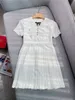 Självporträtt Summer Pure Color Ribbon Tie Bow Paneled Spetsklänning Vit Kort ärm Runda nack Knäslängd Casual Dresses G4A2315