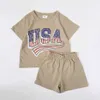 衣料品セット夏の幼児の女の子USAプリントスターストライプTシャツとショーツセットベイビーボーイ服セットショートリーブティーキッズ服スポーツスーツH240425