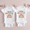 One-Pieces Ich liebe Mama Daddy Regenbogen gedruckte Neugeborene Babykörper