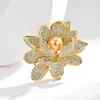 Broches pérola flor lótus lotus emblemas de cristal completo pinos para mulheres luxuosas lady planta delicate traje de escritório presente