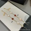 Дизайнер высокого класса Vance Five Flower Bracelet Женская суп цветок белый цвет Fritillaria Advanced Light Luxury Fashion Fide Braclet