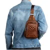 Mochila Homens de couro genuíno Sling Rucksack Daypack Saco de ombro Padrão Crocodilo Pacote de peito de pele natural masculino