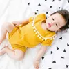 Rompers Baby Bodysuits Summer Soft Cotton Tassel Rompers Boys Girls Korte mouwen Solid Onepiece kleding Pasgeboren kleding 0-24m H240425