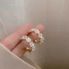 Boucles d'oreilles de fleur de perle en forme de coque en C