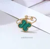 Anello di lusso di fascia di lusso Temperamento Vancllef e in acciaio inossidabile alla moda a quattro foglie Grass Simple Versatile Ins Gold 18K Regolabile per le donne