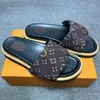 Designer Sliders Slippers Femmes hommes Pool Pillow Plat Comfort Mules Slides Fashion Classic Impressions Sandales d'été en relief Chaussures de plage gris noir 35-45