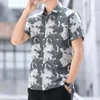 Camisas casuais masculinas 2024 Edição coreana de moda de verão Hong Kong Marca impressa com colar de pólo curto de mangas curtas Camisa legal versátil