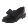 Buty swobodne British Black Flats Brogues Bow Bow Bow Mokwaki kobiet 2024 Wiosny Lato Patent Leather Oxford For Woman