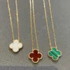 2024 Classic Four Leaf Clover Halsband hängar Lucky Necklace 18K Rose Gold Red Jade och Diamond Set Pendant som en gåva till flickvän Light Luxury Collar Chain Women Women