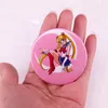 Sailor Moon Tin Plantbe Brooch милые аниме фильмы игры жесткие эмалевые булавки Собирайте мультипликационные бруши рюкзак рюкзак для шляпы шляп