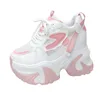 Lässige Schuhe 2024 Frauen hohe Plattform Sneakers Sommer Frühling nicht rutschernde atmungsaktiv 10 cm dicker Einzelvater Sport Sport
