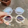 Les yeux de chat à la mode, les grandes lunettes de soleil en strass personnalisées, la piste Instagram Trendsetter, la fête, la balle, les lunettes de soleil