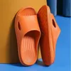 Soft Home Slippers Couple Summer Indoor Proof Proof Sandals El Couleur solide hommes Femmes Flip Flops Chaussures plates Y240412