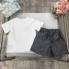 Nieuwe baby tracksuits Summer Boys Set Kids Designer Design Kleding Maat 100-150 cm T-shirt en volledige afdruk van cirkelvormige logo shorts 24APRIL