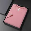 T-shirts masculinos Novo caldo redondo de cor sólida de cor curta com mangas curtas com punhos bordados à moda confortável respirável e elástico2425