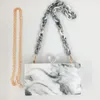 Avondtassen Groothandel- Yens 2024 Acrylkoppelingskist Women Bag bruiloft Witte marmeren kleur inkt afdrukken met heldere bal sluitketting