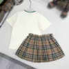 Nowa księżniczka Dress TrackSuits Ubrania dla niemowląt Rozmiar 100-150 cm haftowany logo T-shirt i kratę krótka spódnica 24 kwietnia