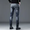 Diseñador de jeans para hombre Jeans Blue Men's moderno bordado de otoño e invierno Pantalones pequeños Pantalones largos Pantalones casuales versátiles para hombres xa5n
