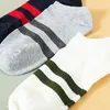 Erkek çorap 5 çift/lot erkekler için yaz ince bölüm ayak bileği kısa pamuk alçak kesim gündelik görünmez mürettebat şerit moda