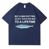 男性のTシャツは男を買う魚を食べます