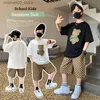 Kläder sätter Summer Casual Boy Cotton Cartoon Bear T-shirt Top+Khaki Shorts School Childrens Track and Field Suit Childrens 2-Piece Clothing Set för 2-14 år Q240425